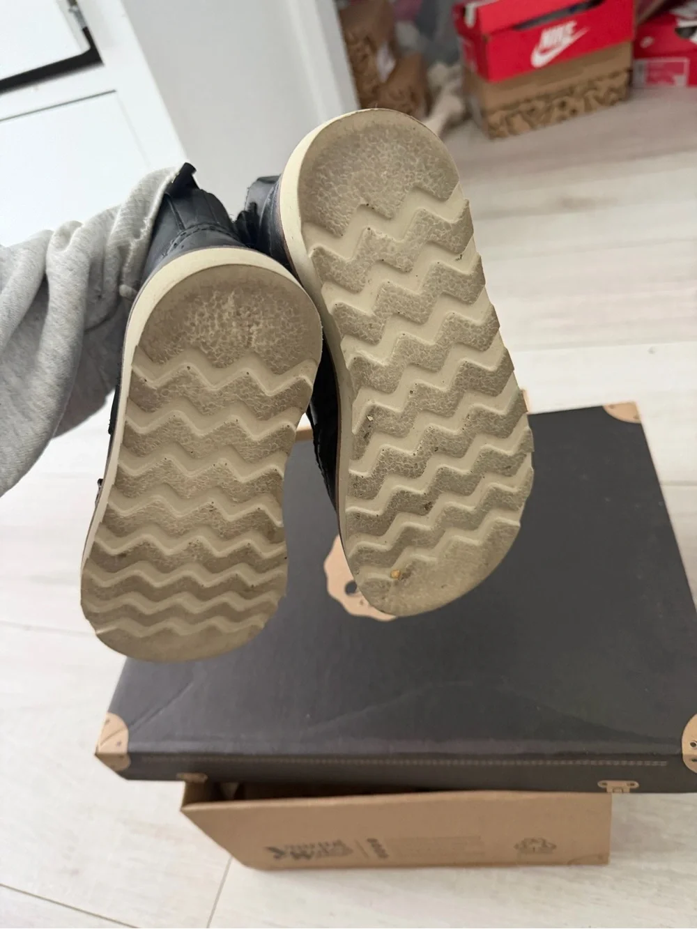 Young Soles Sidney boot size boys  10/10.5